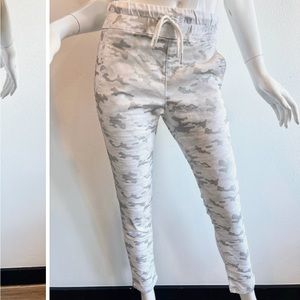 NWT Bevy Flog Shelly White/Silver metallic pant